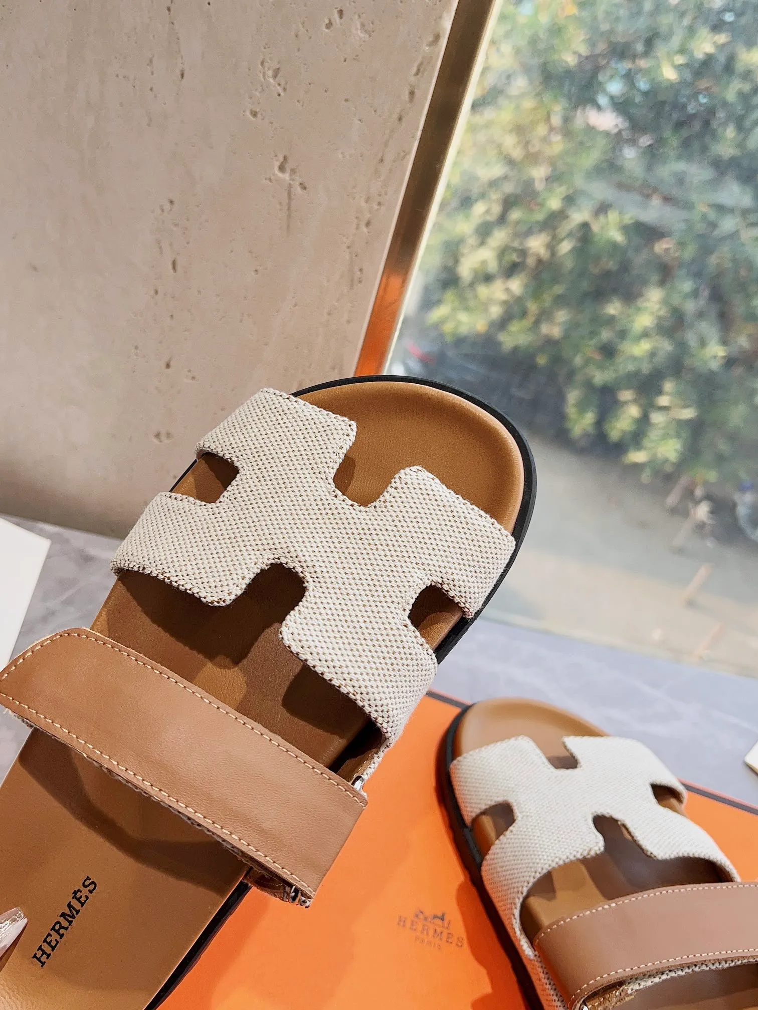 👟👟Ex-factory price 440👟👟 (Top version) H family 2024 spring and summer new style HERMES Hermes' recently popular couple's shoes, pig nose angle sandals and slippers, paired with various colorful socks, very trendy. Upper lining: imported original leather. Outsole: non-slip and wear-resistant outsole. Size: female 35-42 (40/42 non-returnable and non-exchangeable) Men’s size: 39-45 (45 is non-refundable and non-exchangeable)